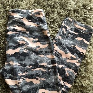 Reebok pink camo mid leg leggings!